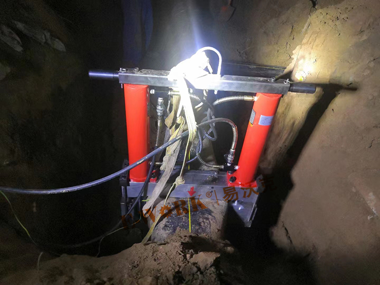 易沃克液壓式PE管封堵器參與新鄉(xiāng)新奧DN315燃?xì)釶E管道搶修現(xiàn)場